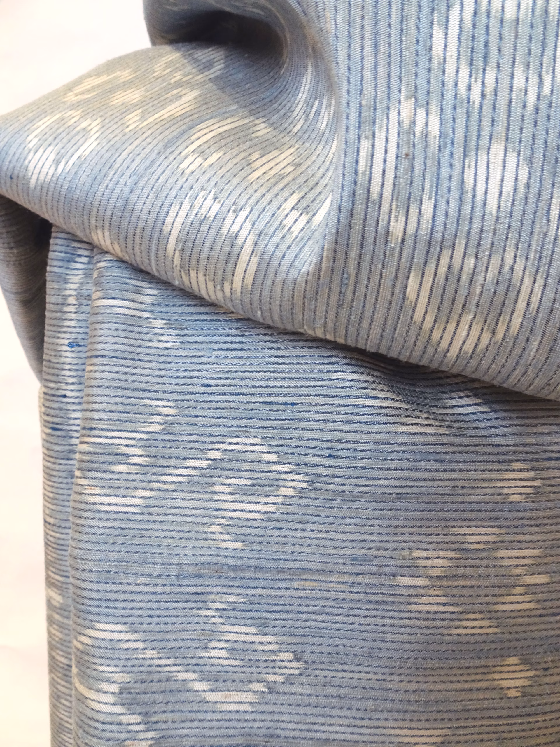 Seidenschal mit Ikat-Design hellblau – Bild 3